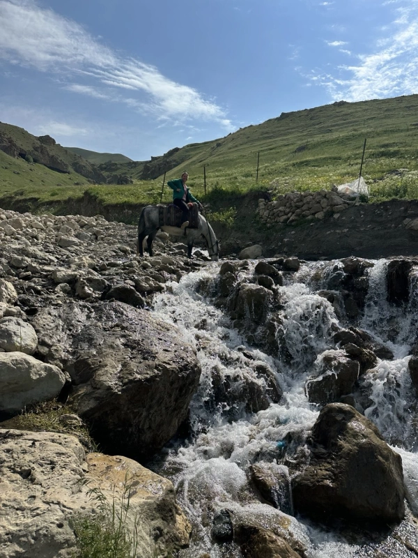 Azərbaycan: Qafqazın Şərqində Atlı Tur}